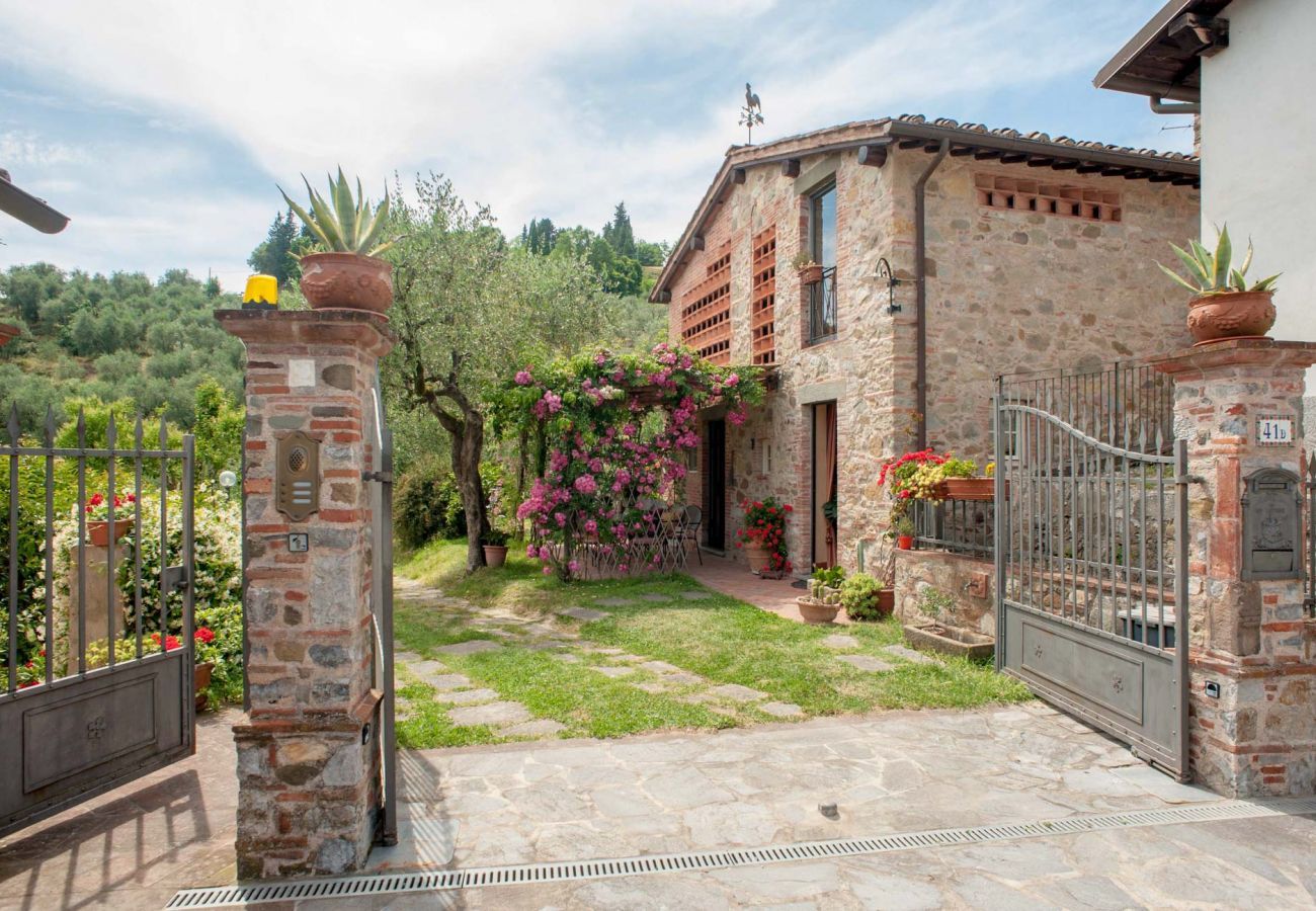 Villa in Aquilea - Romantic farmhouse villa in Lucca to sleep 5 guests with private pool and wi-fi