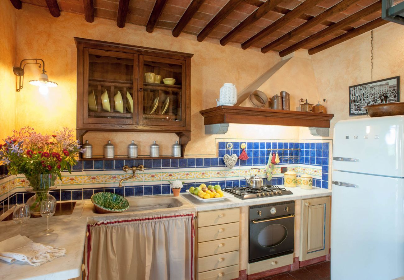 Villa in Aquilea - Romantic farmhouse villa in Lucca to sleep 5 guests with private pool and wi-fi