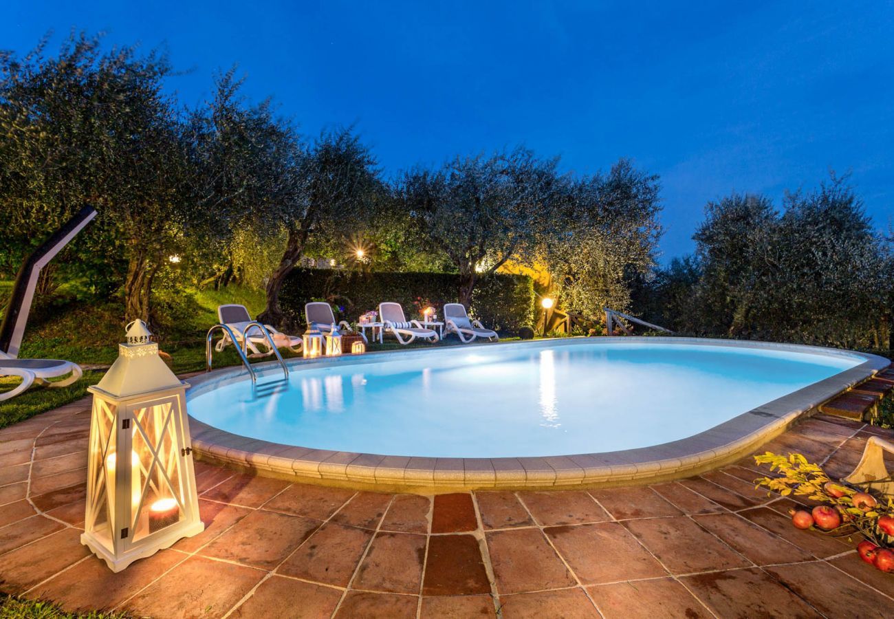 Villa in Aquilea - Romantic farmhouse villa in Lucca to sleep 5 guests with private pool and wi-fi