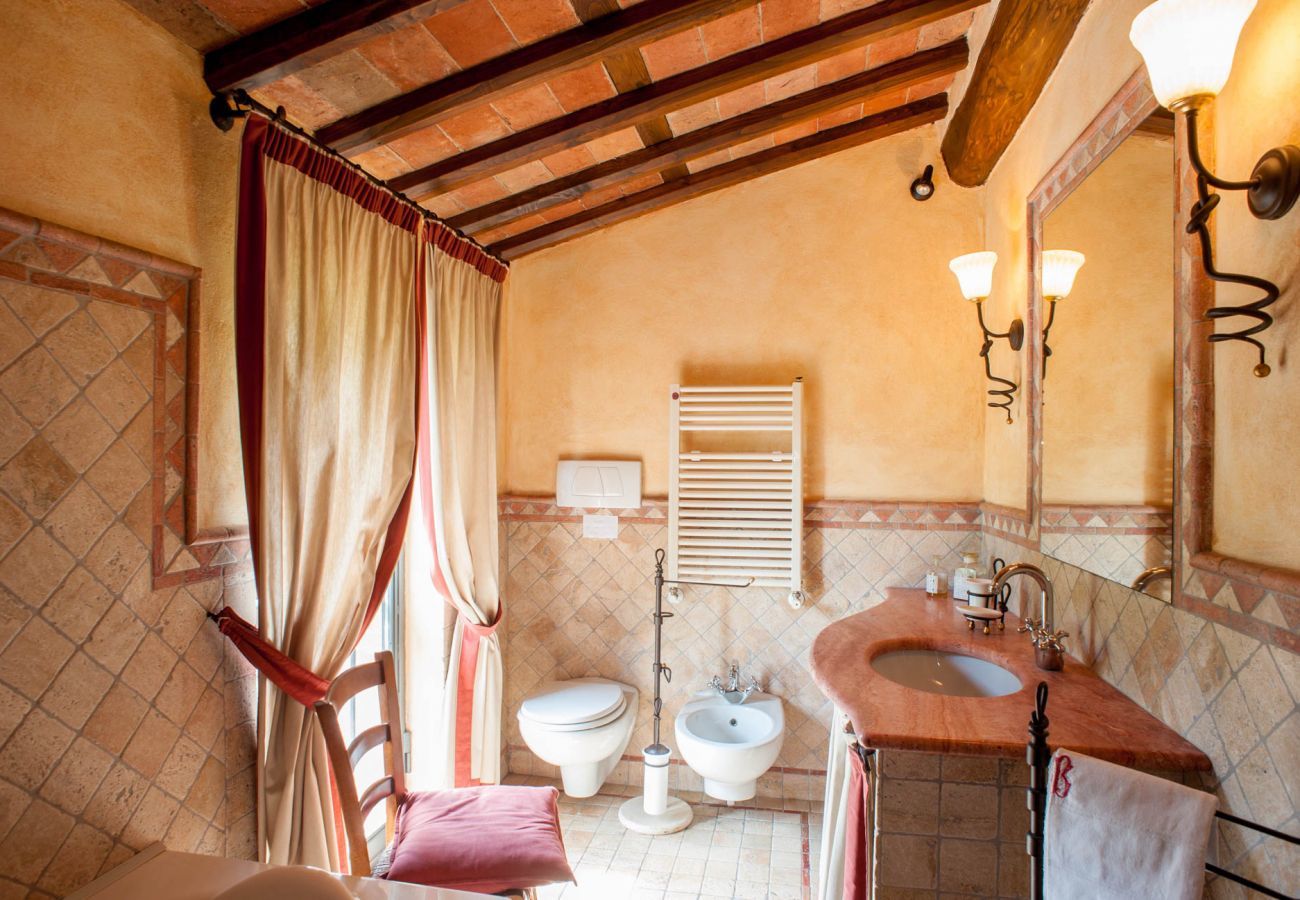 Villa in Aquilea - Romantic farmhouse villa in Lucca to sleep 5 guests with private pool and wi-fi