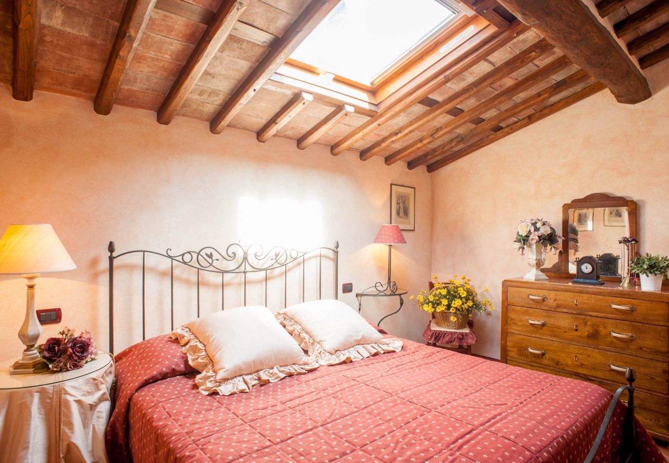 Villa in Aquilea - Romantic farmhouse villa in Lucca to sleep 5 guests with private pool and wi-fi