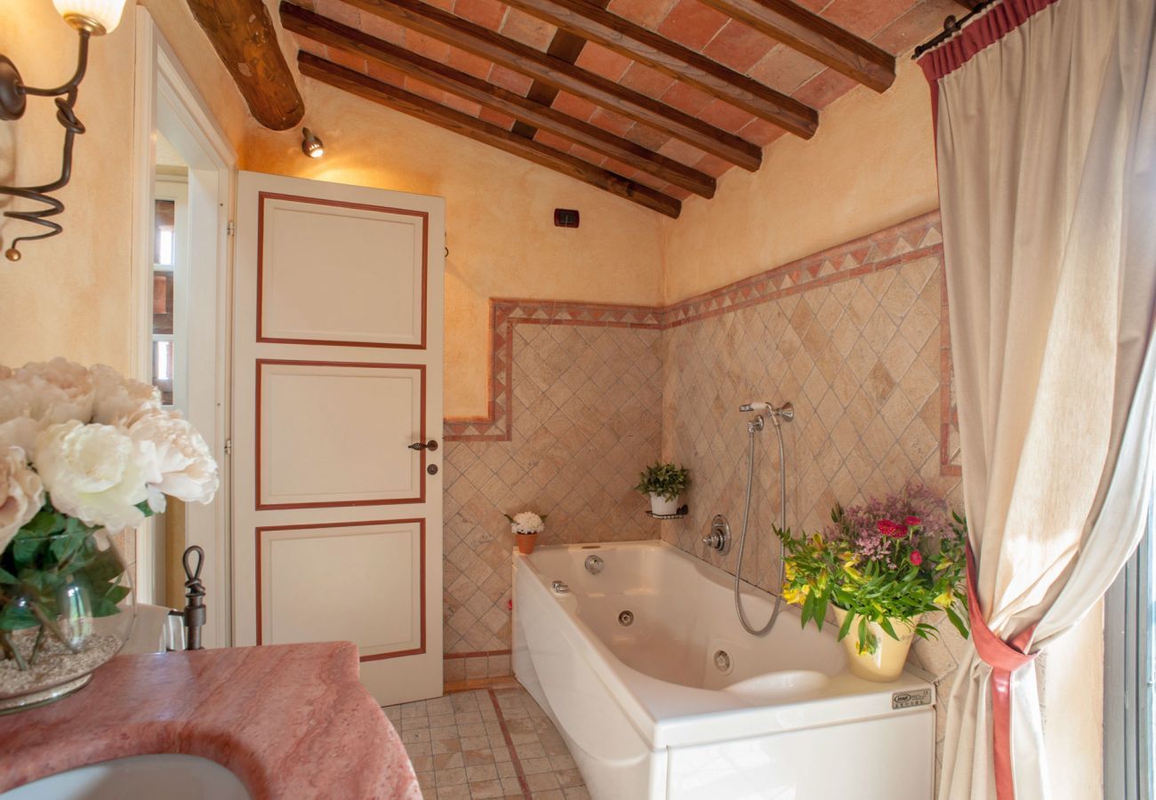 Villa in Aquilea - Romantic farmhouse villa in Lucca to sleep 5 guests with private pool and wi-fi