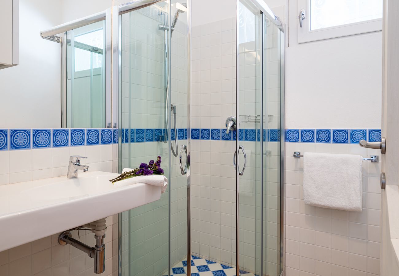 Villa Miriam - bright bathroom with large sink, ideal for holidays in Sardinia