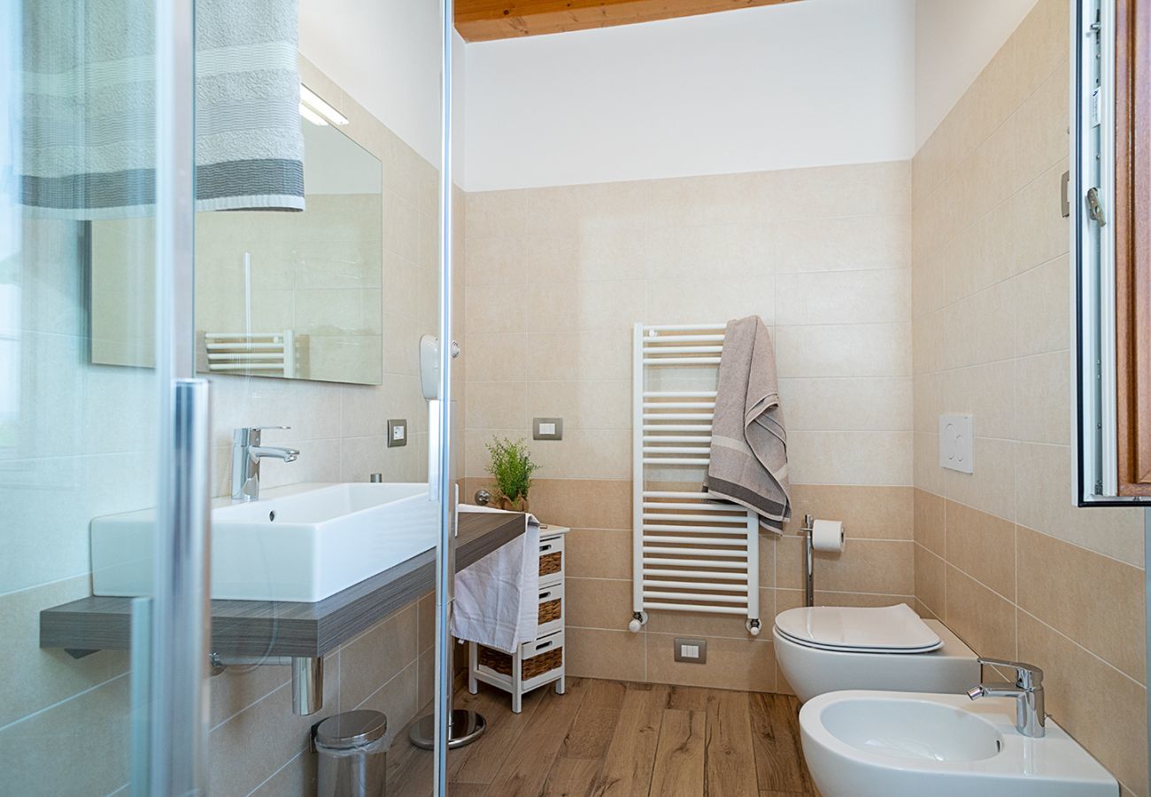 House in Bardolino - Regarda - Romantic apartment Casa Rossa 1 with wifi, air conditioning