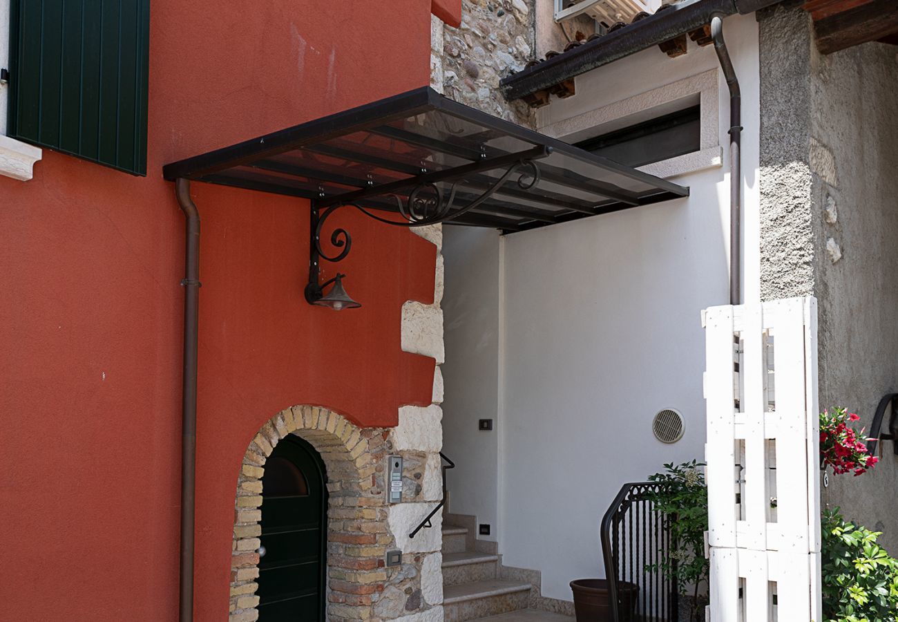 House in Bardolino - Regarda - Romantic apartment Casa Rossa 1 with wifi, air conditioning