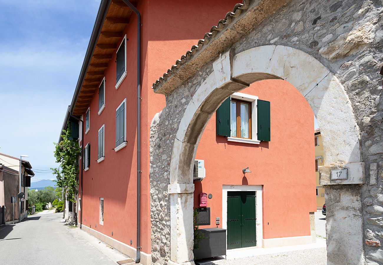 House in Bardolino - Regarda - Romantic apartment Casa Rossa 2 with wifi, air conditioning