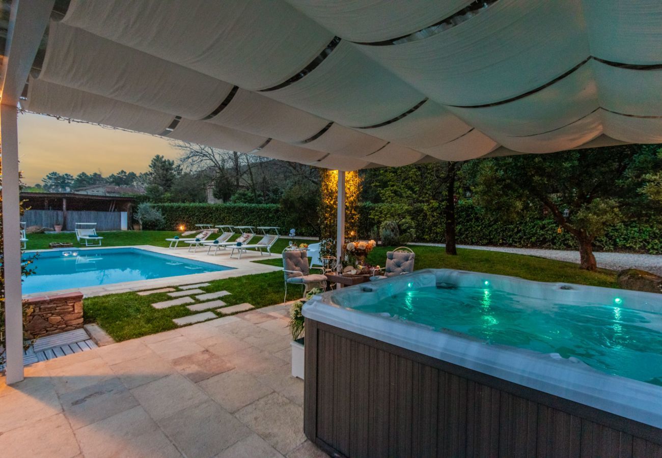 Villa in Capannori - VILLA CATIA Farmhouse. 3 Luxury Bedrooms, a Pool, a Jacuzzi and a Dream-Like Getaway Experience
