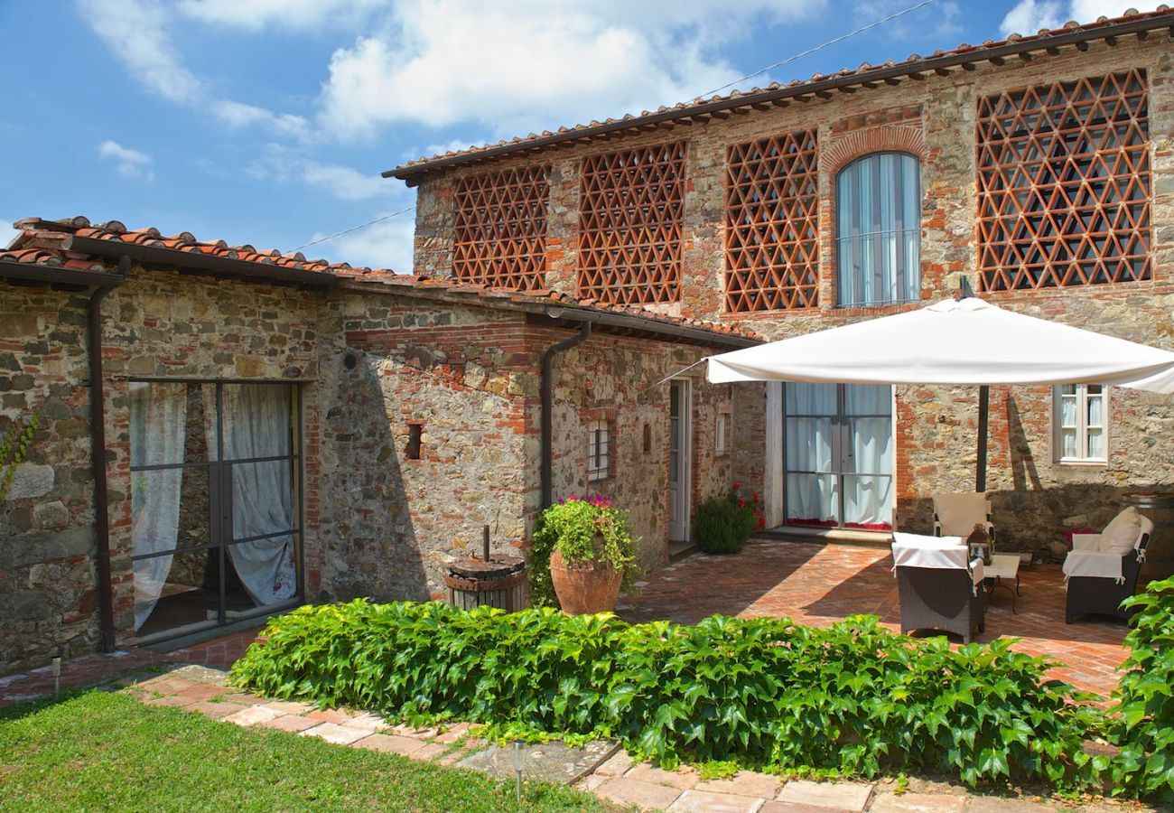 Villa in Capannori - VILLA IL TINAIO Romantic Secluded Farmhouse with Private Pool