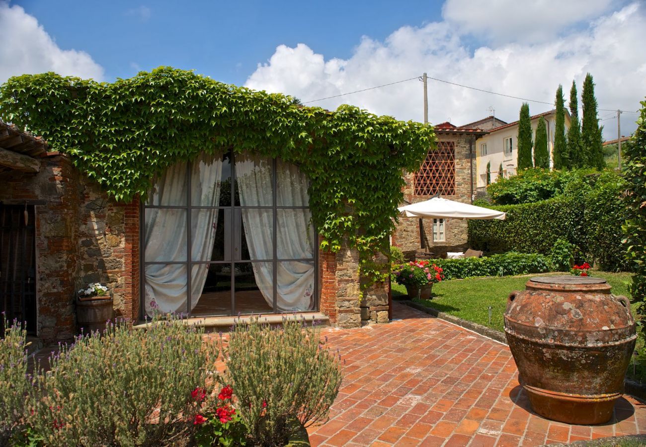 Villa in Capannori - VILLA IL TINAIO Romantic Secluded Farmhouse with Private Pool