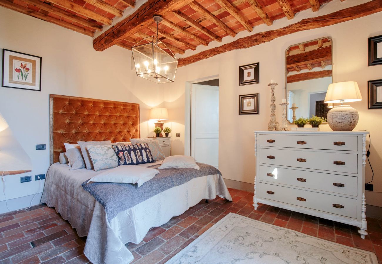 Villa in Capannori - VILLA IL TINAIO Romantic Secluded Farmhouse with Private Pool