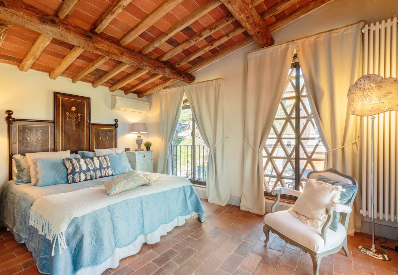 Villa in Capannori - VILLA IL TINAIO Romantic Secluded Farmhouse with Private Pool