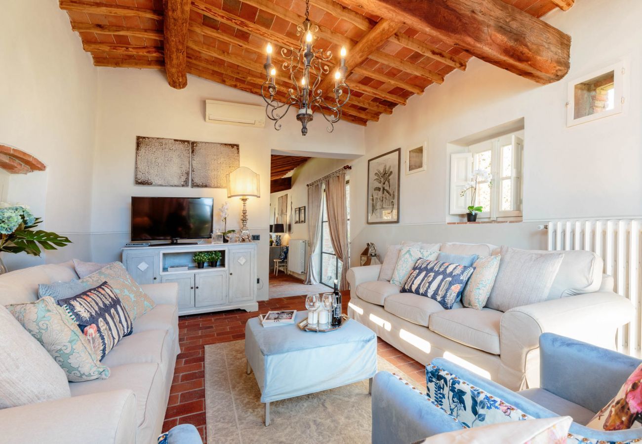 Villa in Capannori - VILLA IL TINAIO Romantic Secluded Farmhouse with Private Pool