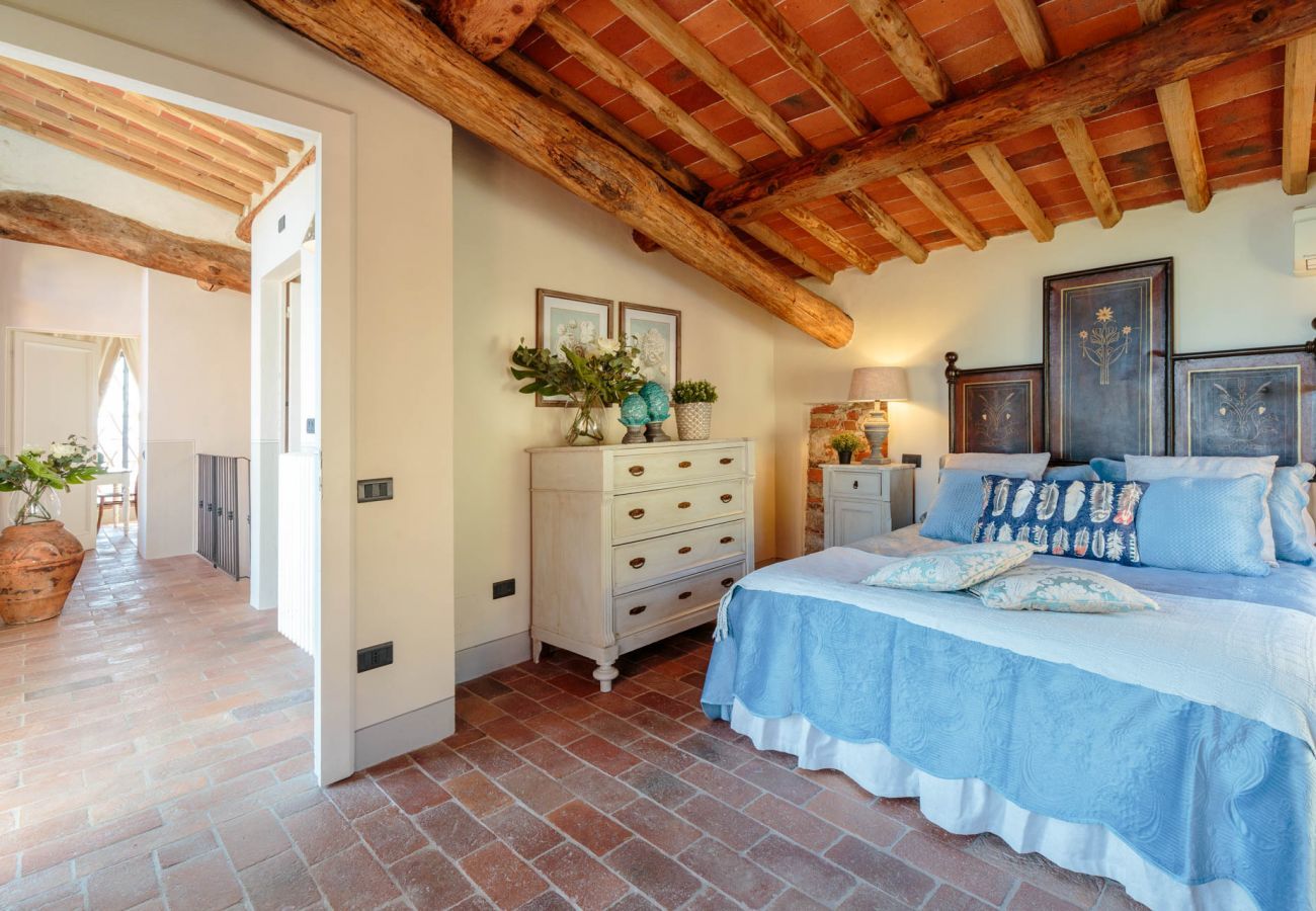 Villa in Capannori - VILLA IL TINAIO Romantic Secluded Farmhouse with Private Pool