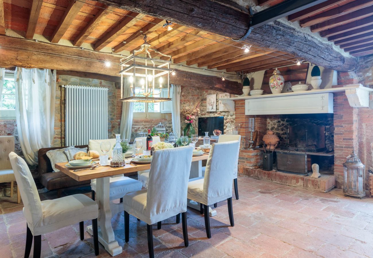Villa in Lucca - VILLA HUGO, Understated Luxury 5 Bedrooms Villa with Pool and a Welcoming Ambience
