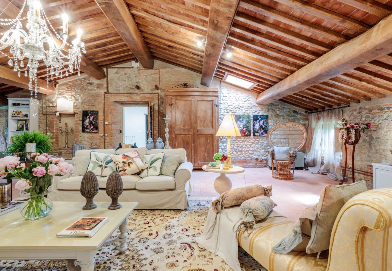 Villa in Lucca - VILLA HUGO, Understated Luxury 4 Bedrooms Villa with Pool and a Welcoming Ambience