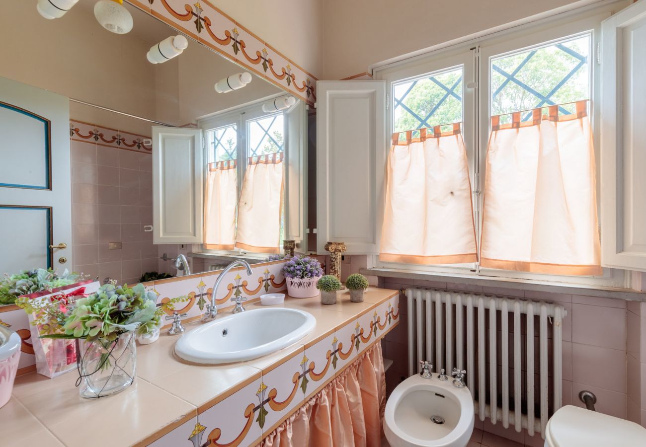 Villa in Capannori - VILLA MARCELLA an Happy Retreat with Magnificent Pool in Marlia by Lucca