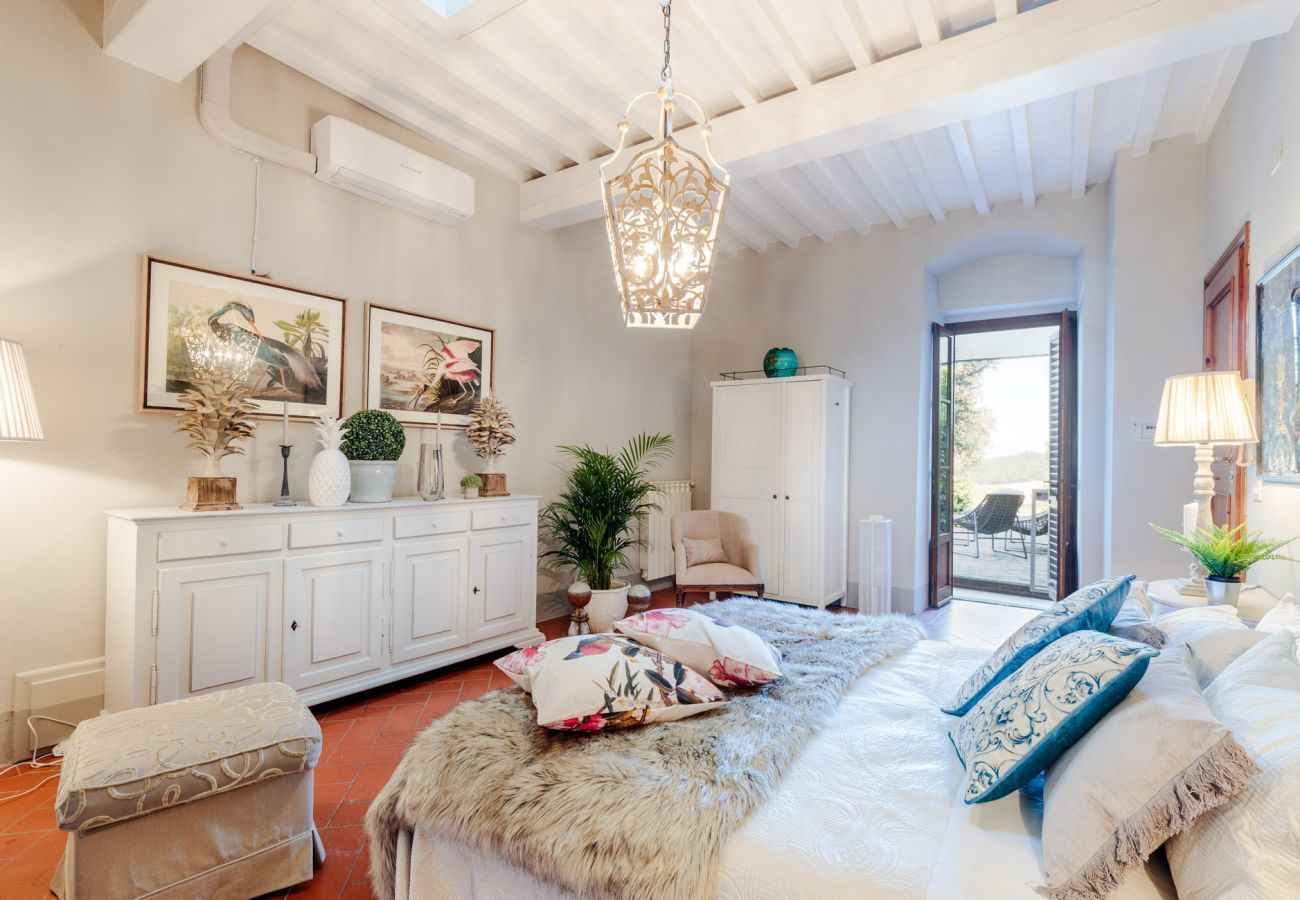 Villa in Marcialla - VILLA CHIANTI, your Secret 4 Bedrooms Retreat with View over the Vineyards in Marcialla