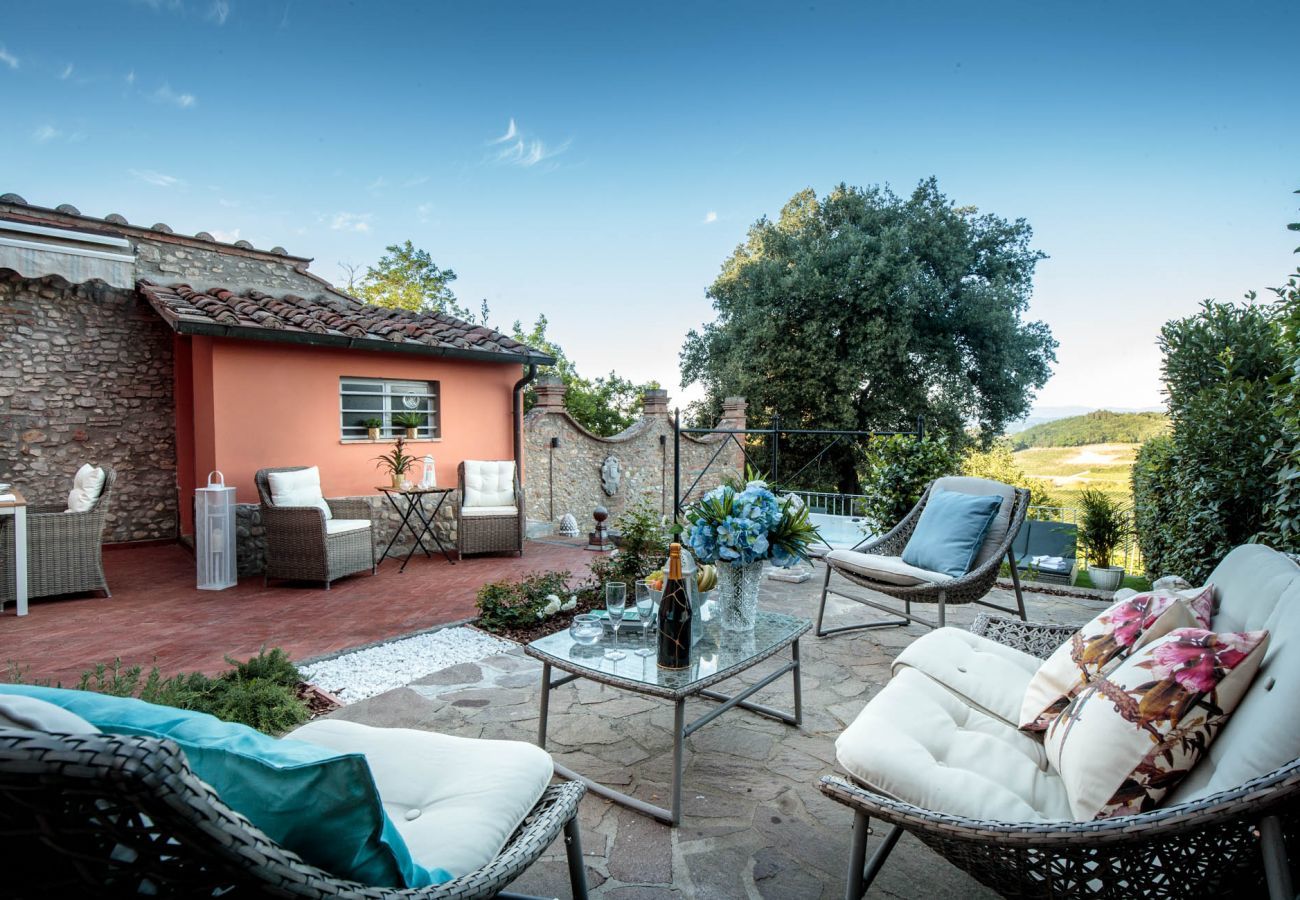 Villa in Marcialla - VILLA CHIANTI, your Secret 4 Bedrooms Retreat with View over the Vineyards in Marcialla