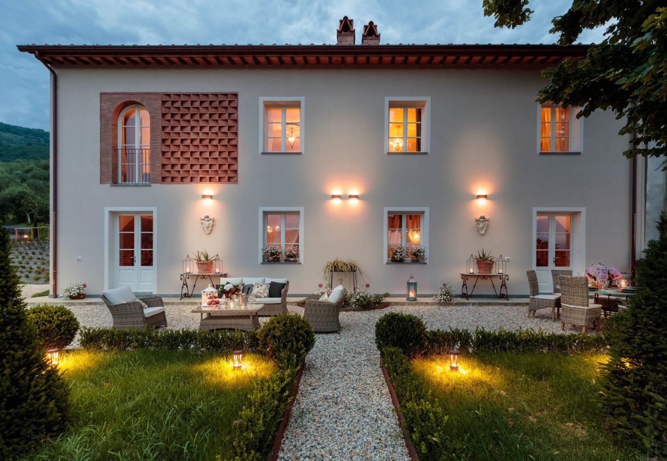 Villa in Lucca - VILLA REGINA, 4 bedrooms and a luxury style among the vineyards by Lucca Town
