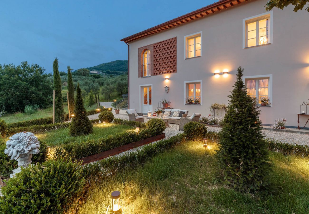 Villa in Lucca - VILLA REGINA, 4 bedrooms and a luxury style among the vineyards by Lucca Town