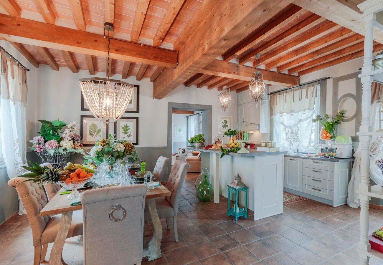 Villa in Lucca - VILLA REGINA, 4 bedrooms and a luxury style among the vineyards by Lucca Town