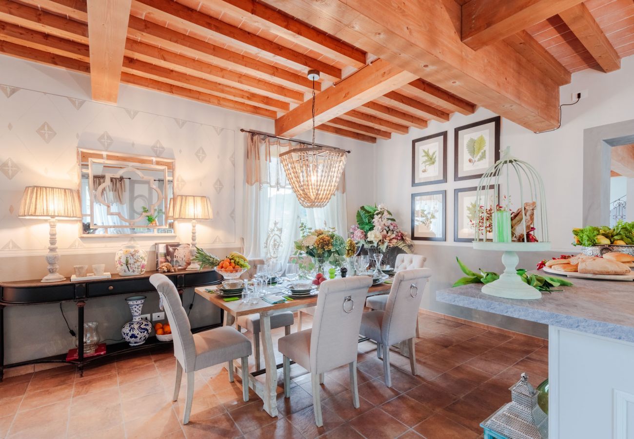 Villa in Lucca - VILLA REGINA, 4 bedrooms and a luxury style among the vineyards by Lucca Town