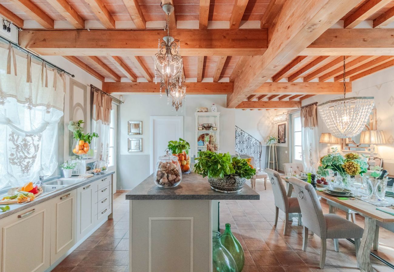 Villa in Lucca - VILLA REGINA, 4 bedrooms and a luxury style among the vineyards by Lucca Town