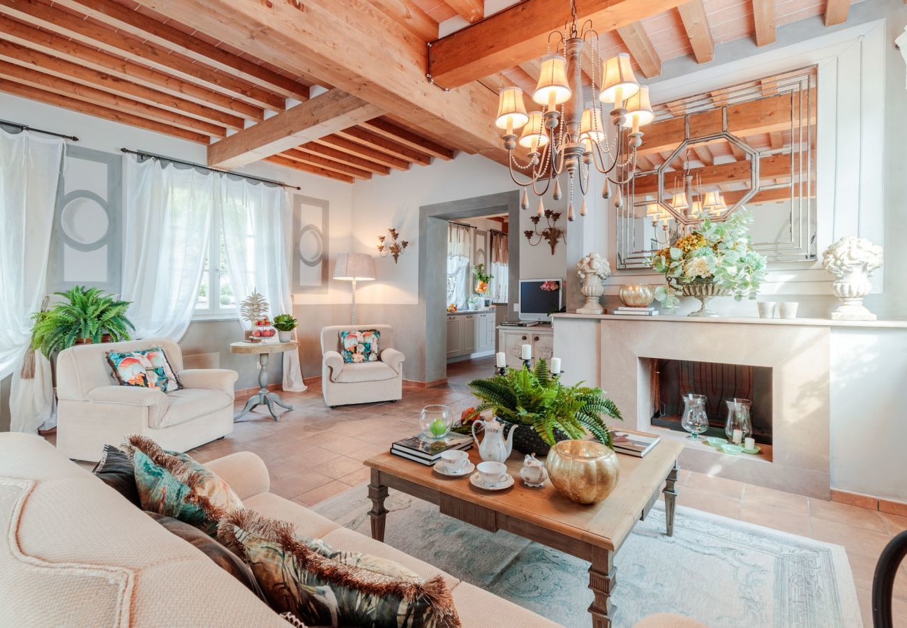 Villa in Lucca - VILLA REGINA, 4 bedrooms and a luxury style among the vineyards by Lucca Town