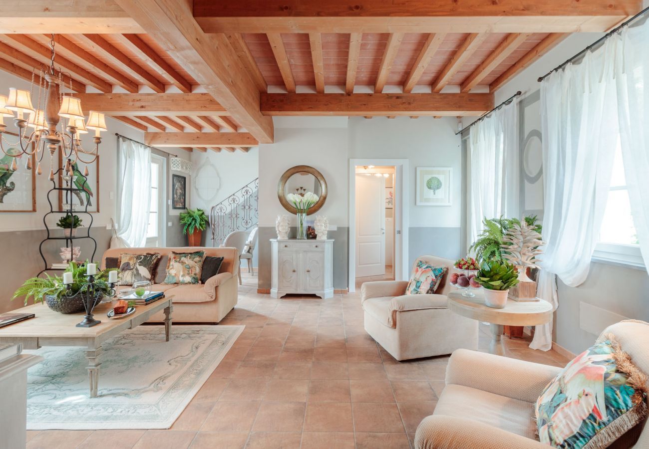 Villa in Lucca - VILLA REGINA, 4 bedrooms and a luxury style among the vineyards by Lucca Town