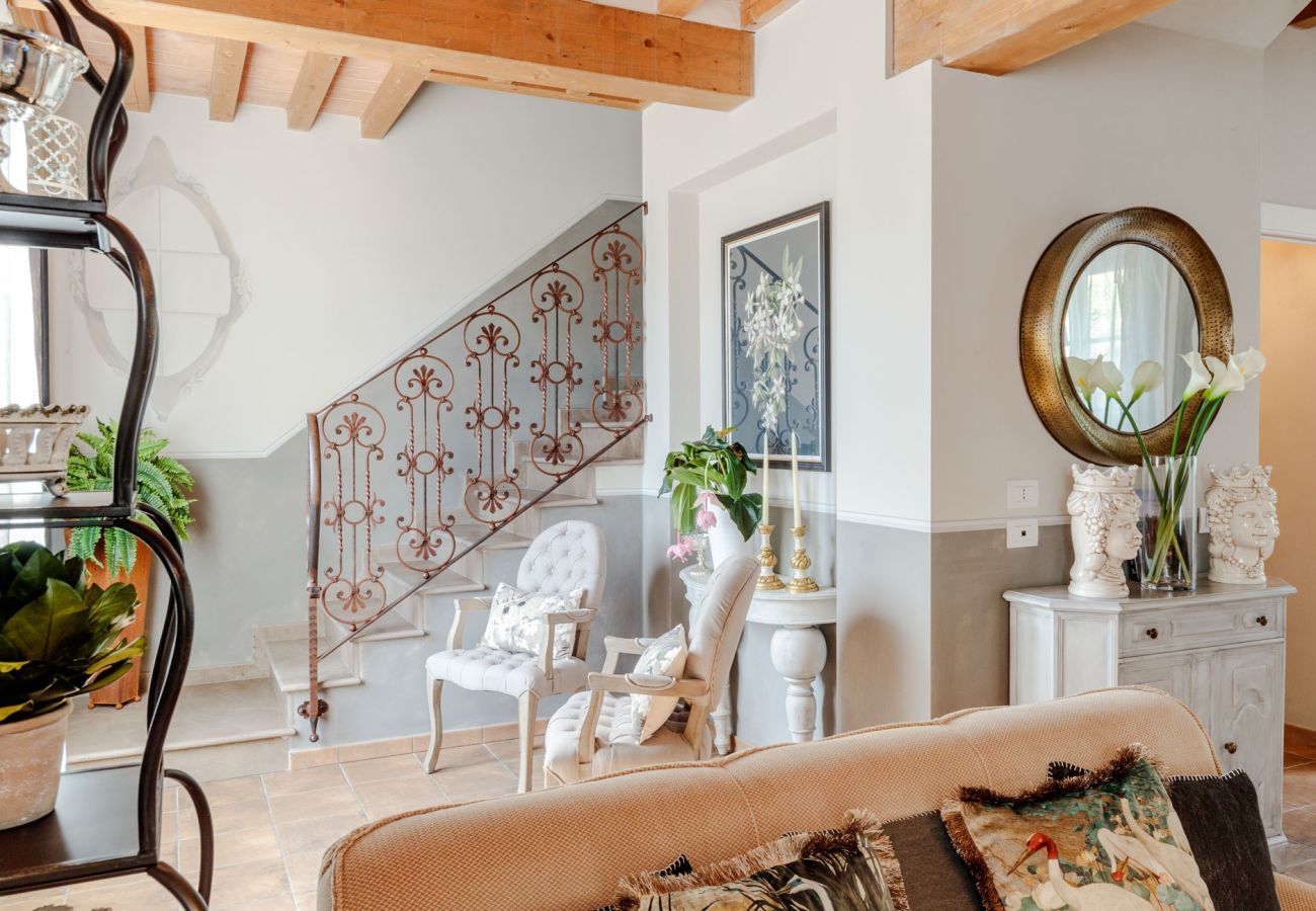 Villa in Lucca - VILLA REGINA, 4 bedrooms and a luxury style among the vineyards by Lucca Town