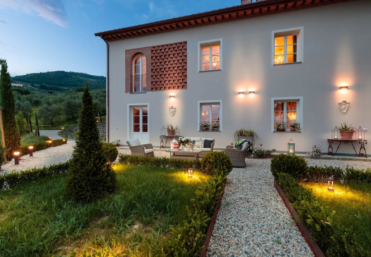 Villa in Lucca - VILLA REGINA, 4 bedrooms and a luxury style among the vineyards by Lucca Town