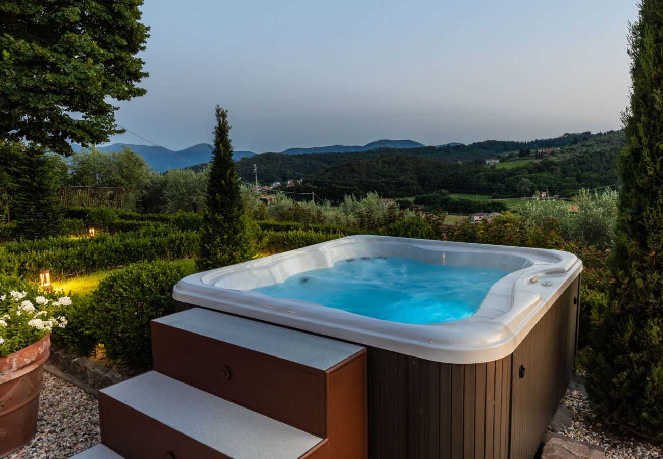 Villa in Lucca - VILLA REGINA, 4 bedrooms and a luxury style among the vineyards by Lucca Town