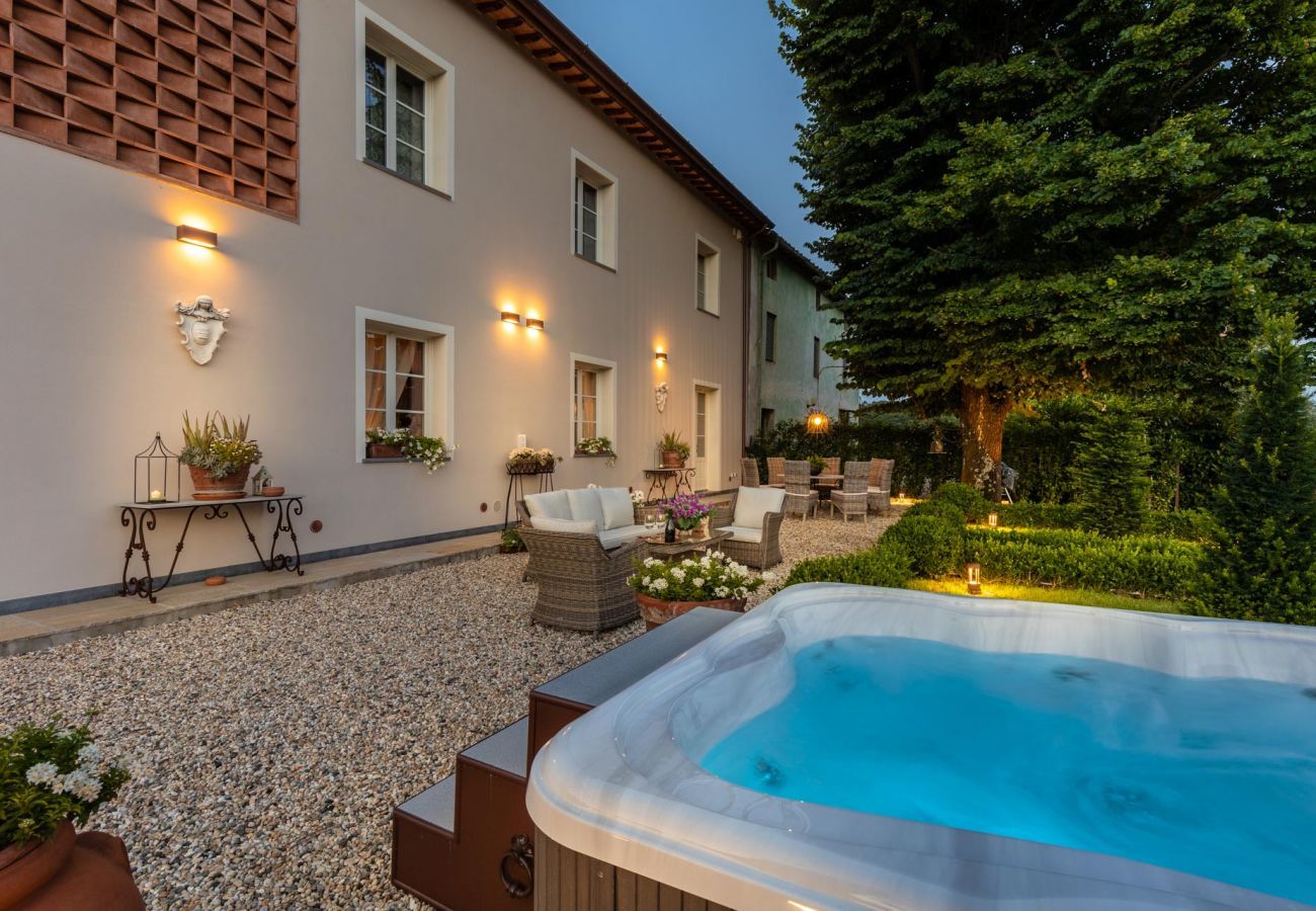 Villa in Lucca - VILLA REGINA, 4 bedrooms and a luxury style among the vineyards by Lucca Town