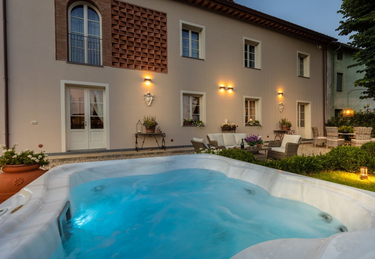 Villa in Lucca - VILLA REGINA, 4 bedrooms and a luxury style among the vineyards by Lucca Town