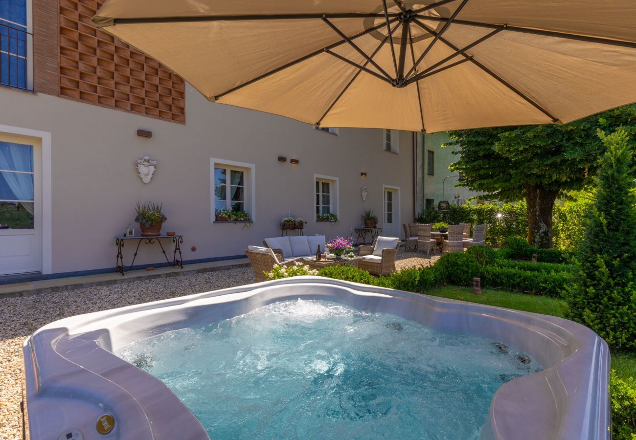 Villa in Lucca - VILLA REGINA, 4 bedrooms and a luxury style among the vineyards by Lucca Town