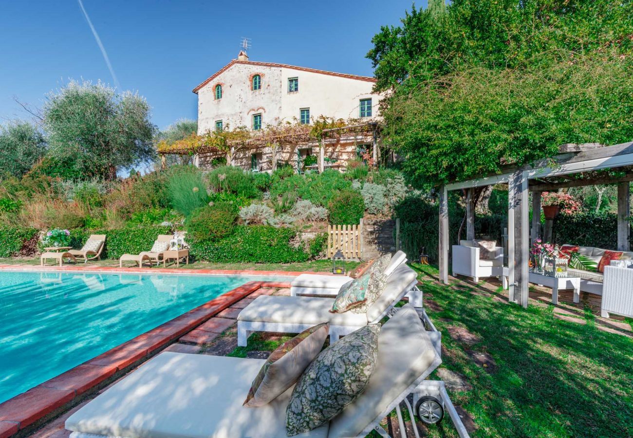 Villa in Lucca - Villa Gufo The Place to Be. Panoramic Private Pool with a Lucca View and Private Tennis Court