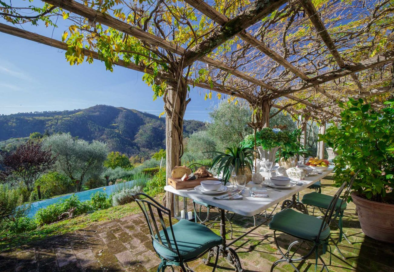 Villa in Lucca - Villa Gufo The Place to Be. Panoramic Private Pool with a Lucca View and Private Tennis Court