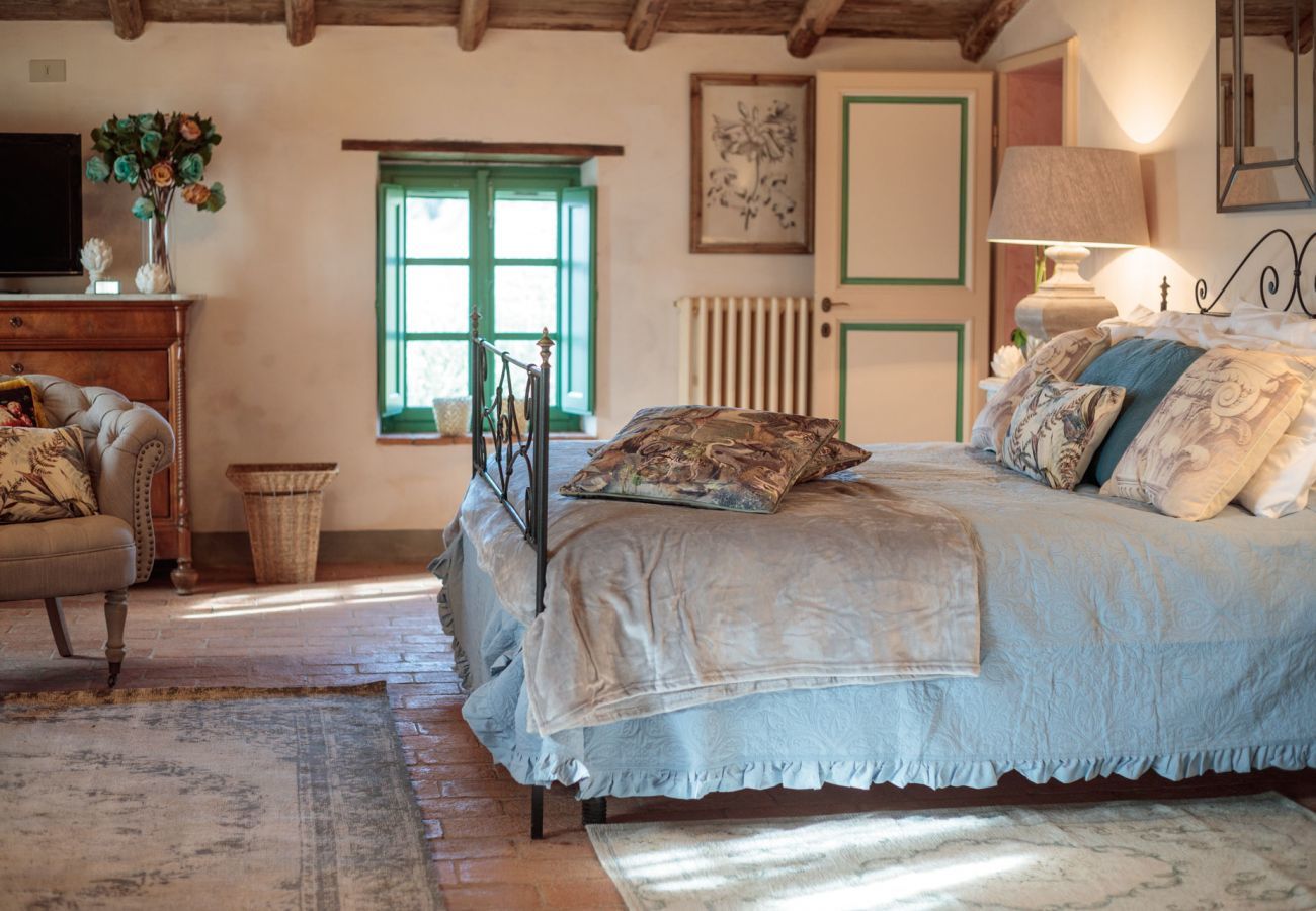Villa in Lucca - Villa Gufo. The Place to Be. Panoramic Private Pool with a Lucca View and Private Tennis Court