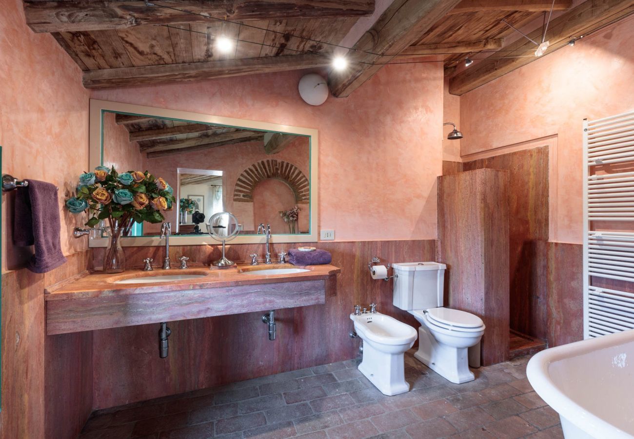 Villa in Lucca - Villa Gufo. The Place to Be. Panoramic Private Pool with a Lucca View and Private Tennis Court