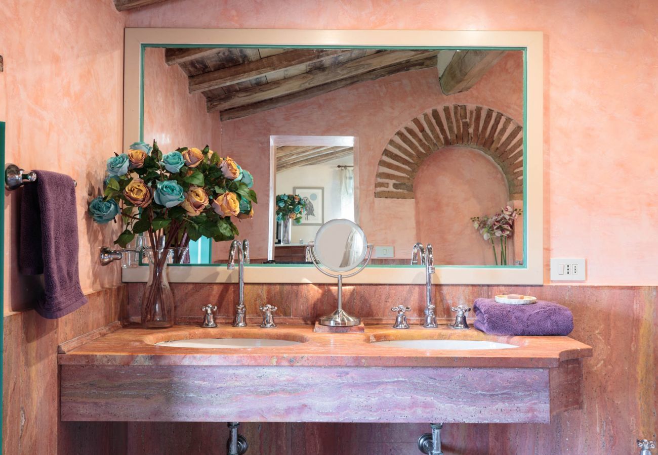 Villa in Lucca - Villa Gufo. The Place to Be. Panoramic Private Pool with a Lucca View and Private Tennis Court