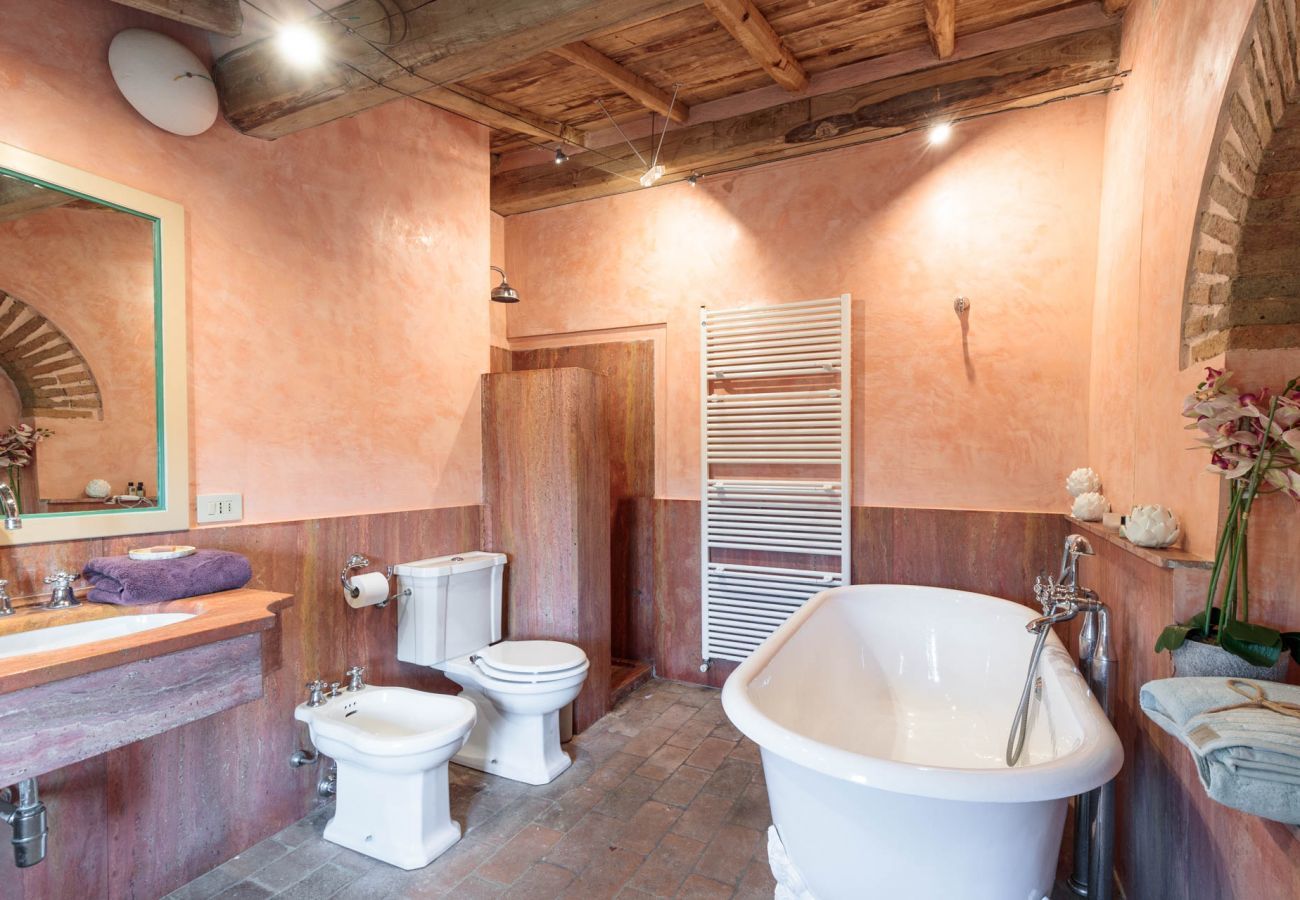 Villa in Lucca - Villa Gufo. The Place to Be. Panoramic Private Pool with a Lucca View and Private Tennis Court