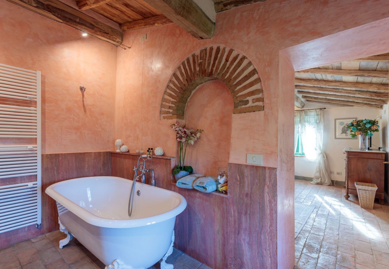 Villa in Lucca - Villa Gufo. The Place to Be. Panoramic Private Pool with a Lucca View and Private Tennis Court