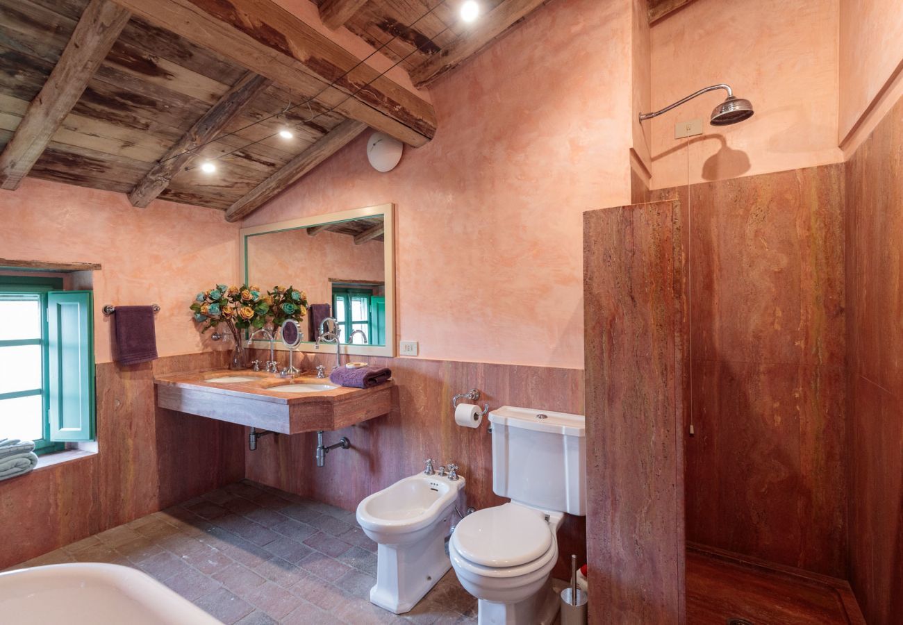 Villa in Lucca - Villa Gufo. The Place to Be. Panoramic Private Pool with a Lucca View and Private Tennis Court