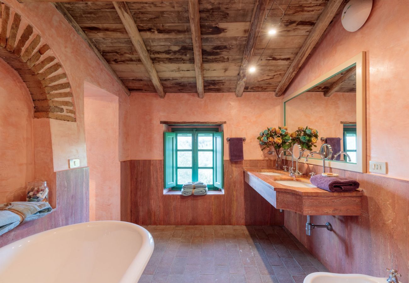Villa in Lucca - Villa Gufo. The Place to Be. Panoramic Private Pool with a Lucca View and Private Tennis Court