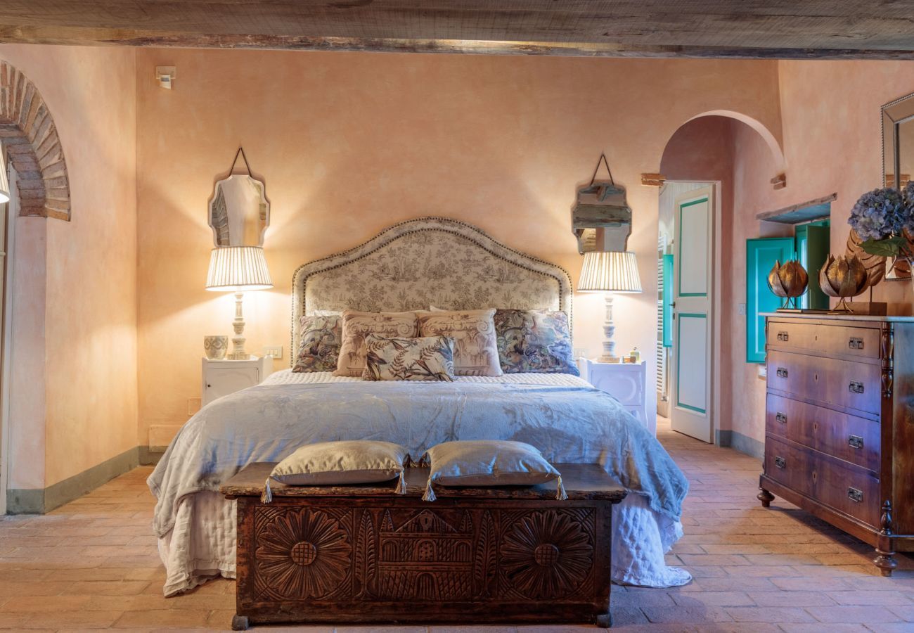 Villa in Lucca - Villa Gufo. The Place to Be. Panoramic Private Pool with a Lucca View and Private Tennis Court