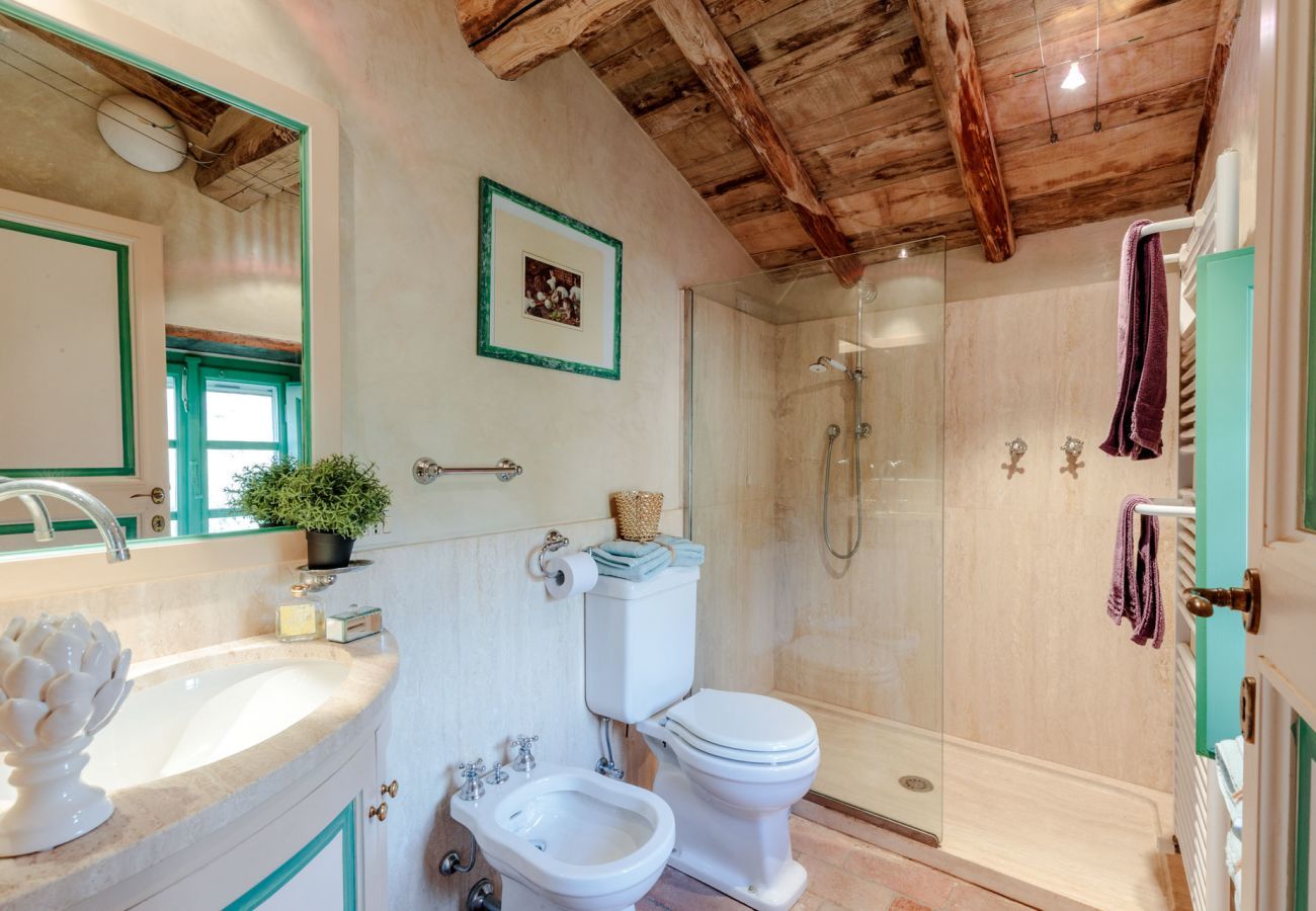 Villa in Lucca - Villa Gufo. The Place to Be. Panoramic Private Pool with a Lucca View and Private Tennis Court