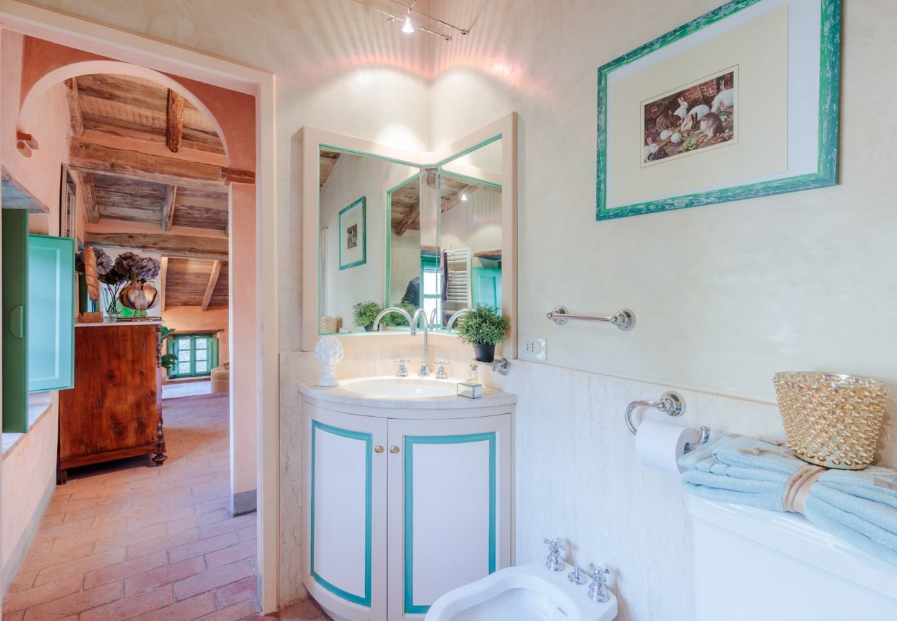 Villa in Lucca - Villa Gufo. The Place to Be. Panoramic Private Pool with a Lucca View and Private Tennis Court