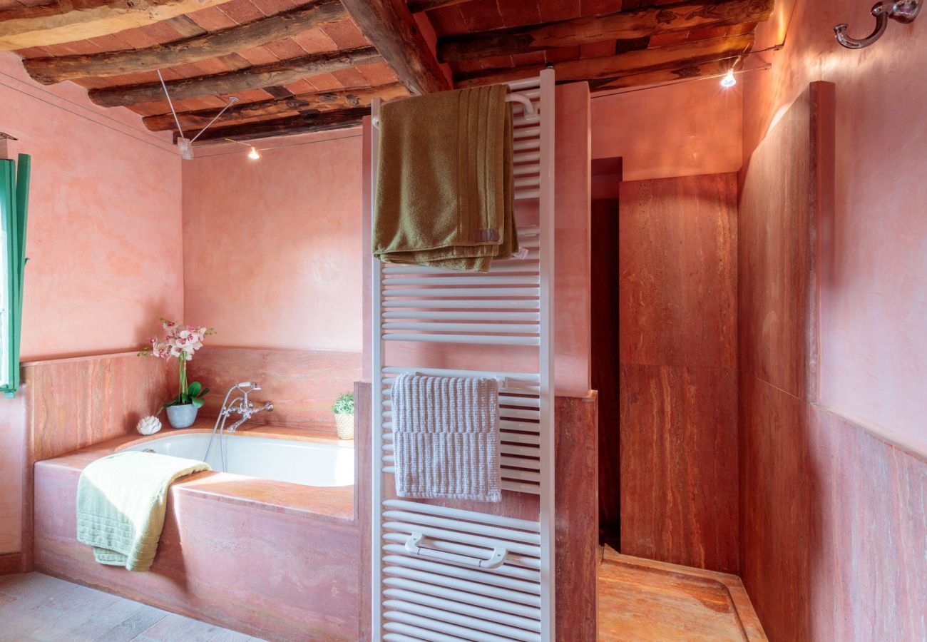 Villa in Lucca - Villa Gufo. The Place to Be. Panoramic Private Pool with a Lucca View and Private Tennis Court