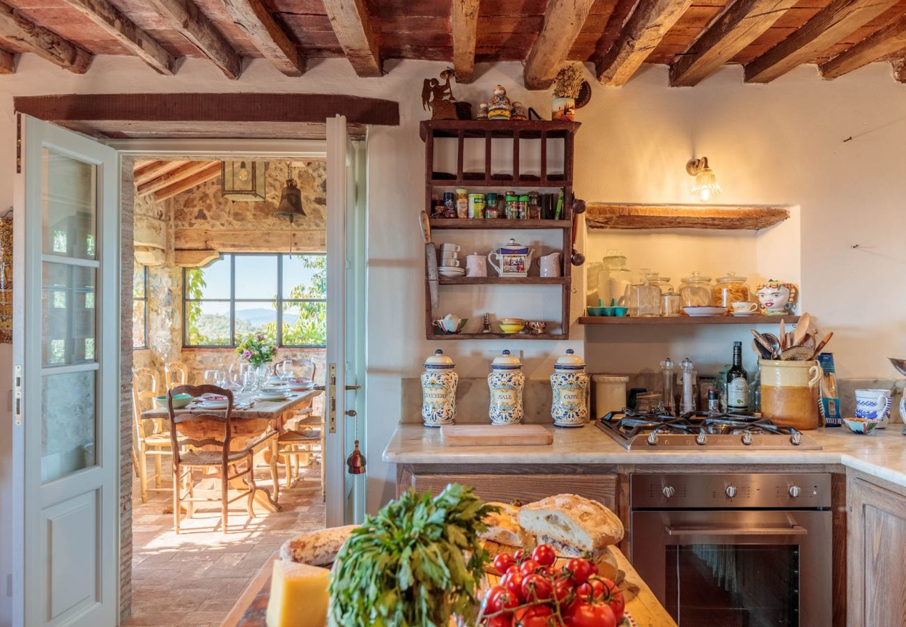 Villa in Matraia - Villa SunKiss: Traditional Stone Farmhouse Villa, Private Pool, Panorama and a Lot of Character in Lucca