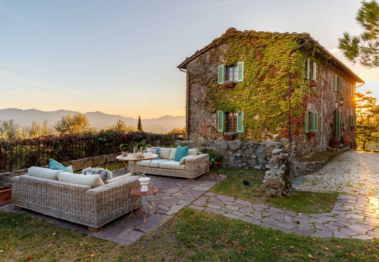 Villa in Matraia - Villa SunKiss: Traditional Stone Farmhouse Villa, Private Pool, Panorama and a Lot of Character in Lucca
